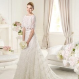 Wedding dress from the 2013 collection by Eli Saab with sleeves