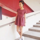 Vestit de color vermell amb sabatilles