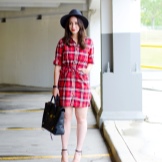 Vestit de color vermell amb sandàlies