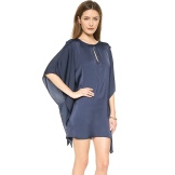 Kurzes Fledermauskleid aus grauer Seide