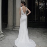 Dress with an open back with a train in white