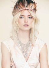 Feather complement the image of the bride