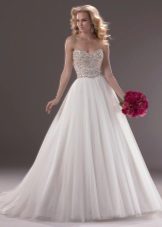 Ein prächtiges Hochzeitskleid mit einem verzierten Korsett