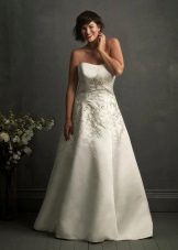 Embroidery on a wedding dress for full