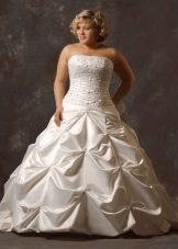 Wedding dress for full brides with a corset