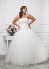 Wedding dress for full brides with a corset and a full skirt