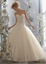 Wedding dress with a full skirt and a low waist