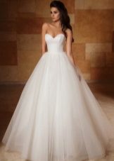 A magnificent wedding dress from the Crystal Desing 2014 collection