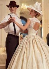 Brudekjole med en halsudskæring på bagsiden fra Tatiana Kapluns Jazz Sounds-kollektion