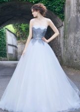 Abito da sposa con pizzo blu