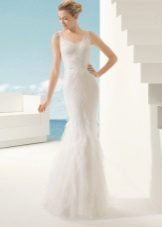 Elegant strapless wedding dress