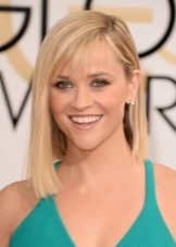 Makeup under a turquoise dress for a blonde