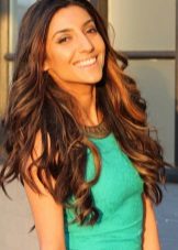 Makeup under a turquoise dress for a brunette