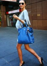 Black shoes for a dress of blue color