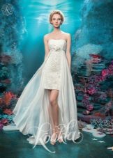 Wedding dress with a detachable train