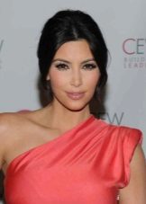 Makeup for a coral dress