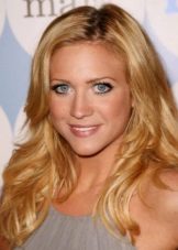 Beige brown makeup under a gray dress.