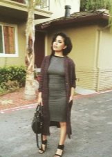 Dress in gray in combination with a brown cardigan
