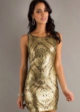Dress in gold in combination with black