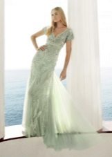 Pakaian hijau muda untuk berambut perang