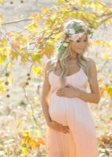 Photoshoot of a pregnant woman in a dress