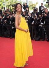 Abito elegante realizzato in materiale naturale sottile per donne in gravidanza