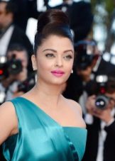 Pink lipstick for a dress of a color of sea green