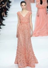 Pfirsichkleid mit Perlen