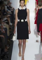 Sleeveless dress with a white collar