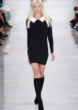 Closed dress with a white collar