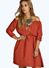 Burgundy nail polish for terracotta dress