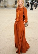 Long terracotta dress for the blonde