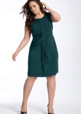 Mid-length green knit dress for a full woman