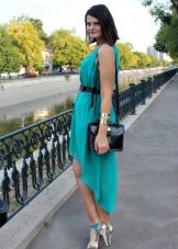 Décoration pour une longue robe asymétrique