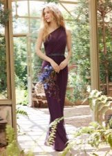 Bijoux pour une robe sur une épaule