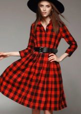 Vestit de mitja llarga de color vermell amb una falda completa