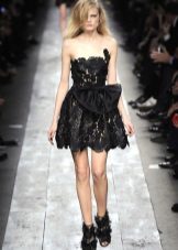 Short lace dress with a full skirt