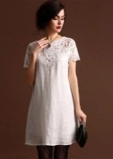 Linen dress with linen lace in the neck