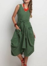 Balloon dress in combination with large jewelry