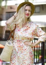 Olkista valmistettu hattu ja laukku katkomekkoksi pienellä painatus