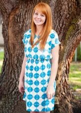 Keskipitkä valkoinen ja sininen hernekappale mekko