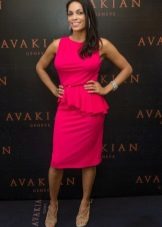 Graceful fuchsia sandals for a peplum dress