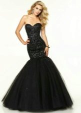 Robe de soirée noire avec un corset