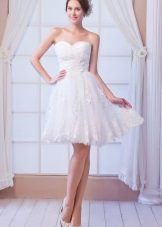 Robe blanche avec un corset