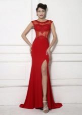 Belle robe longue rouge avec un corset