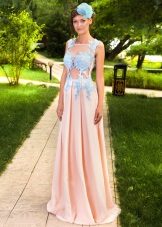 Robe longue avec dentelle sur un corset