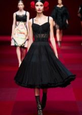 Robe noire à la mode avec un corset