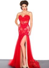 Belle robe rouge avec un corset