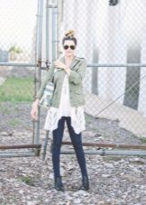 A-line na damit na may isang dyaket