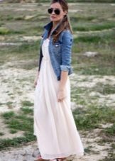 Long dress with high waist combined with a denim jacket